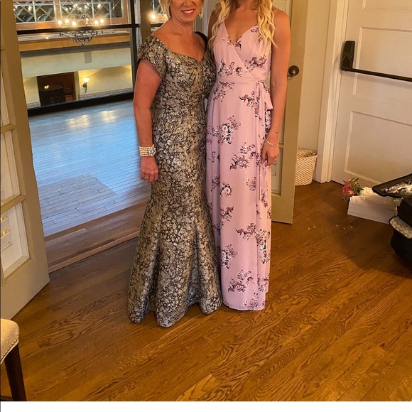 Like new, light pink floral dress. Great for bridesmaids or wedding guest! - Picture 1 of 3